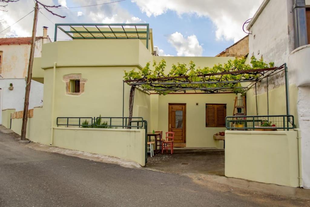 Traditional House In Fres Villa Kares Exterior photo